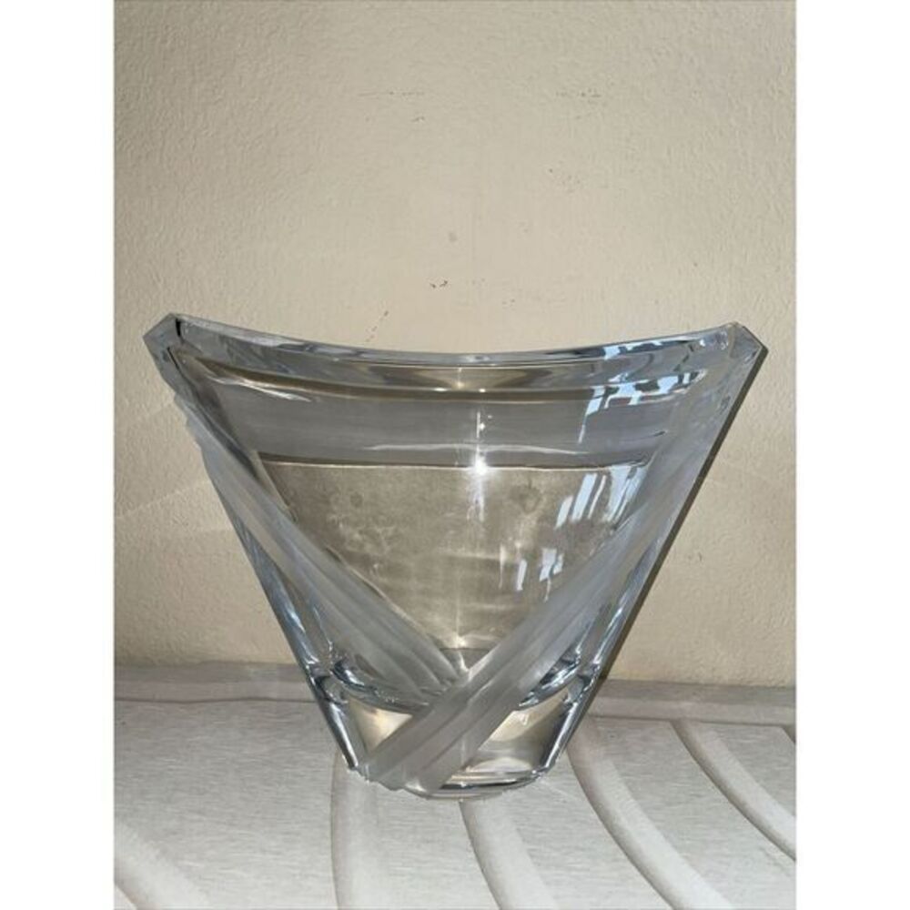 Mikasa Pocket Crystal Glass Ethched Vase 9x7x4.5"